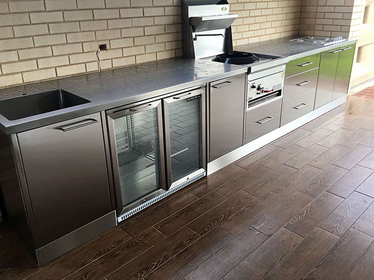 putdoor kitchen with stainless table